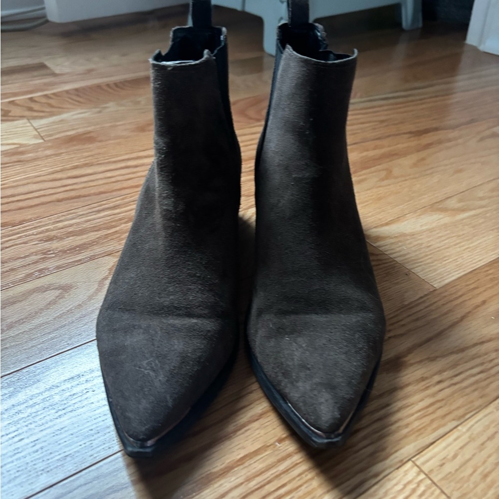 Marc Fisher Yale pointy toe Chelsea boots